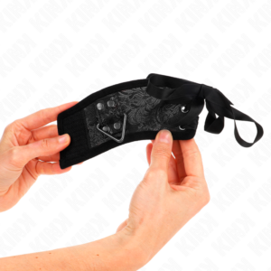 Kink Wrist Restraint-Scandal Manșete pentru Încheieturi Detalii 8 Kink Wrist Restraint-Scandal Manșete pentru Încheieturi Detalii · Bondage & Catuse (imaginea 4)