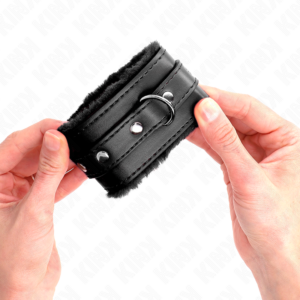 Kink Wrist Restraint-Cătușe Premium Căptușite cu Blană Negre 8 Kink Wrist Restraint-Cătușe Premium Căptușite cu Blană Negre - imagine 4