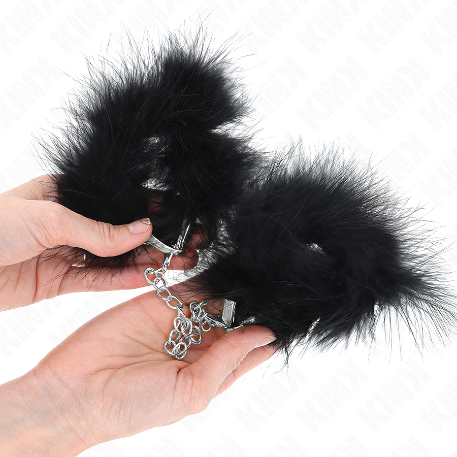 Kink Wrist Restraint-Mini Manșete cu Pene pentru Mâini-Metal 2 Kink Wrist Restraint-Mini Manșete cu Pene pentru Mâini-Metal · Accesorii BDSM (imaginea 2)